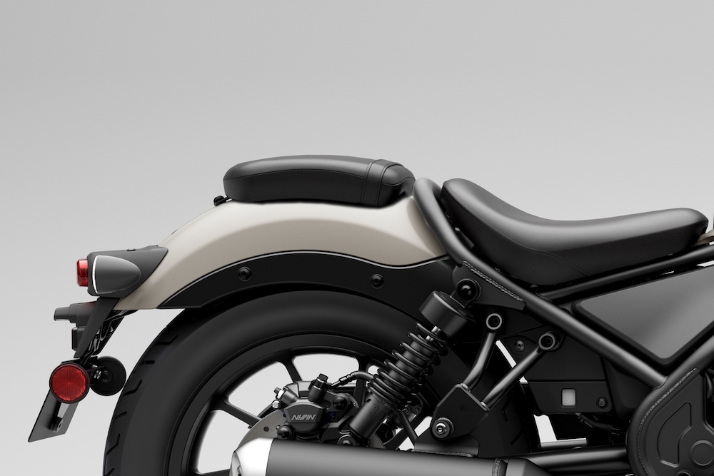 Boon Siew Honda melancarkan model cruiser Honda Rebel 2025 dengan dua warna pilihan. Boon Siew Honda launch Honda Rebel MY2025 with two new colours.