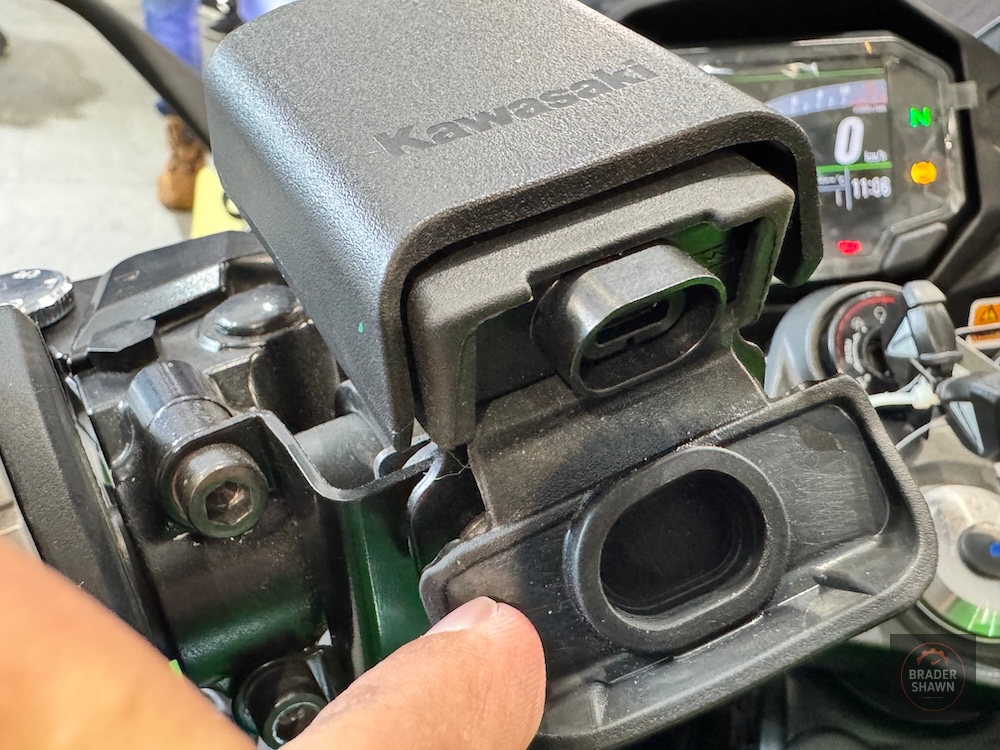 Kawasaki-Ninja-1100-SX-SE