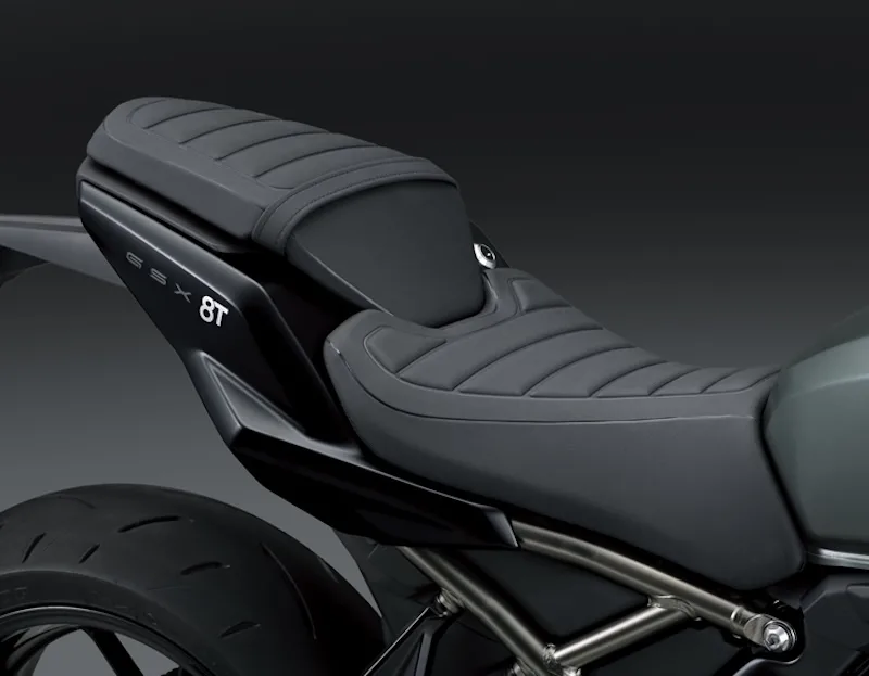 2025 Suzuki GSX-8T tempat duduk (pelana) atau seat